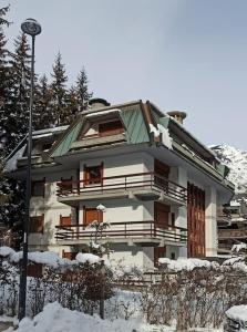 a house in the snow with a pole at Bardonecchia, monolocale, ottima posizione. in Bardonecchia