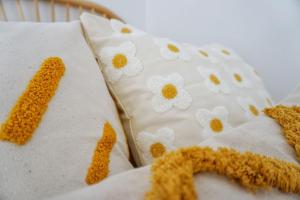 Una almohada blanca con un número con flores. en Apartamento El Sol Naciente, en La Herradura