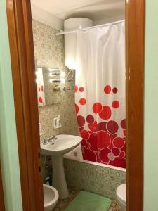 uma casa de banho com um lavatório e uma cortina de chuveiro em Bardonecchia, monolocale, ottima posizione. em Bardonecchia