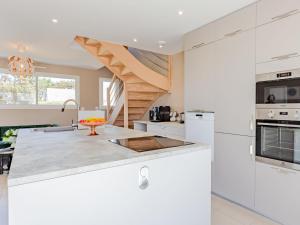 una cocina con electrodomésticos blancos y una escalera en Holiday Home Paradis des Dunes by Interhome, en Bretteville-sur-Ay