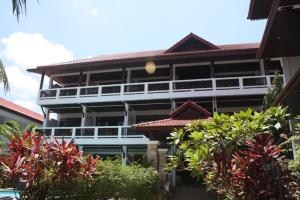 ein großes Gebäude mit Balkonen und Pflanzen davor in der Unterkunft Lamai Perfect Resort in Lamai