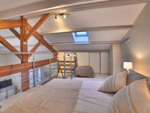 um quarto loft com uma cama e uma escada em Holiday Home Le Céteau by Interhome em Saint-Pierre-dʼOléron