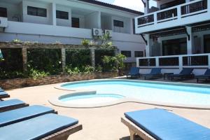 una piscina con tumbonas junto a un edificio en Lamai Perfect Resort, en Lamai