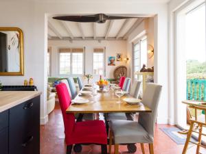 une salle à manger avec une table et des chaises rouges dans l'établissement Holiday Home Milady II by Interhome, à Biarritz
