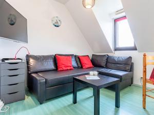 sala de estar con sofá de cuero y mesa en Studio Cabourg Plage-20 by Interhome, en Cabourg