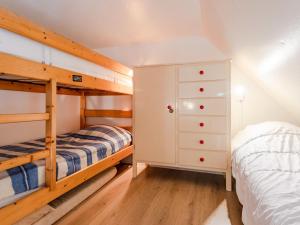 1 dormitorio con 2 literas y 1 cama en Studio Cabourg Plage-20 by Interhome, en Cabourg