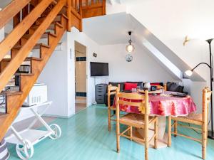 Televízia a/alebo spoločenská miestnosť v ubytovaní Studio Cabourg Plage-20 by Interhome