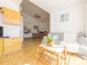 una sala de estar con un sofá y una mesa en Holiday Home Salvagina 6A by Interhome, en Deltebre