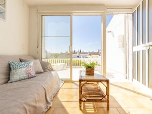 una sala de estar con un sofá y una mesa en Holiday Home Salvagina 6A by Interhome, en Deltebre