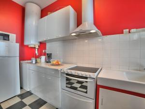 Kuchyňa alebo kuchynka v ubytovaní Holiday Home La Cornuelle by Interhome