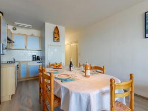 Η κουζίνα ή μικρή κουζίνα στο Apartment Vue Mer -Apt 2 pièces-alcove-5 pers- by Interhome