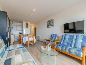 sala de estar con sofá y mesa en Apartment Arc en Ciel Vue Mer by Interhome, en Les Bains
