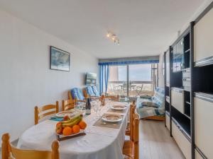 Μια τηλεόραση ή/και κέντρο ψυχαγωγίας στο Apartment Vue Mer -Apt 2 pièces-alcove-5 pers- by Interhome