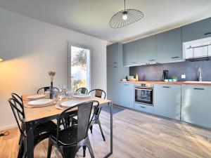 Kuchyňa alebo kuchynka v ubytovaní Holiday Home La Patelle by Interhome