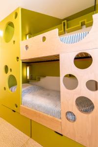 Двуетажно легло или двуетажни легла в стая в Studio Home Club-9 by Interhome