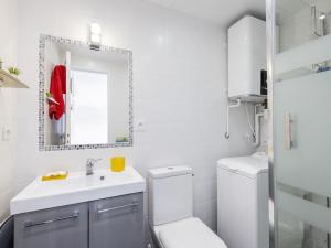La salle de bains blanche est pourvue d'un lavabo et de toilettes. dans l'établissement Apartment Les Mirandas II by Interhome, à Saint-Cyprien