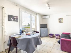 - une salle à manger avec une table et un canapé dans l'établissement Apartment Les Mirandas II by Interhome, à Saint-Cyprien