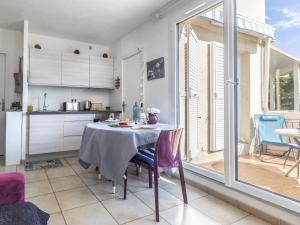 - une cuisine et une salle à manger avec une table et des chaises dans l'établissement Apartment Les Mirandas II by Interhome, à Saint-Cyprien