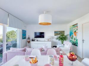 salon z różowymi kanapami i stołem w obiekcie Apartment Les Terrasses d'Azur-1 by Interhome w mieście Sanary-sur-Mer