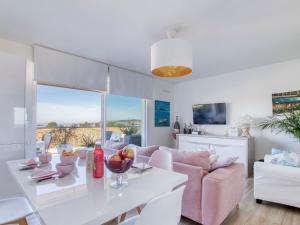 Telewizja i/lub zestaw kina domowego w obiekcie Apartment Les Terrasses d'Azur-1 by Interhome