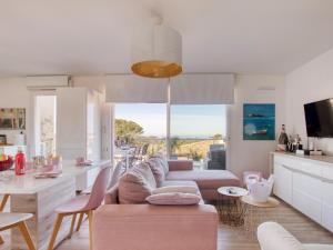 salon z kanapą i stołem w obiekcie Apartment Les Terrasses d'Azur-1 by Interhome w mieście Sanary-sur-Mer