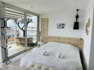 een slaapkamer met een bed met twee knuffels erop bij Sea View Luxury Studio Palaio Faliro in Athene