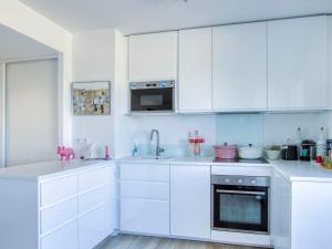 Kuchnia lub aneks kuchenny w obiekcie Apartment Les Terrasses d'Azur-1 by Interhome