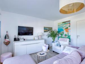 Telewizja i/lub zestaw kina domowego w obiekcie Apartment Les Terrasses d'Azur-1 by Interhome