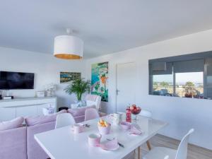 Telewizja i/lub zestaw kina domowego w obiekcie Apartment Les Terrasses d'Azur-1 by Interhome