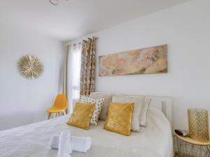 Łóżko lub łóżka w pokoju w obiekcie Apartment Les Terrasses d'Azur-1 by Interhome