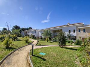 Ogród w obiekcie Apartment Les Terrasses d'Azur-1 by Interhome