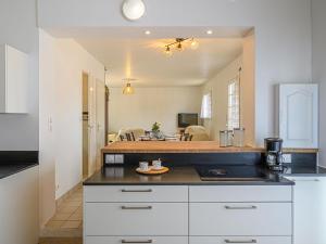 eine Küche mit weißen Schränken und einer Arbeitsplatte in der Unterkunft Holiday Home Le Ketch by Interhome in Saint-Philibert