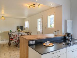 kuchnia i salon ze stołem i jadalnią w obiekcie Holiday Home Le Ketch by Interhome w mieście Saint-Philibert +19 zdjęć
