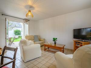 Telewizja i/lub zestaw kina domowego w obiekcie Holiday Home Le Ketch by Interhome