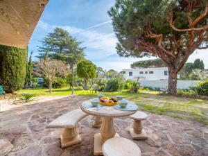 Vonkajšia záhrada v ubytovaní Apartment Le Jasmin by Interhome