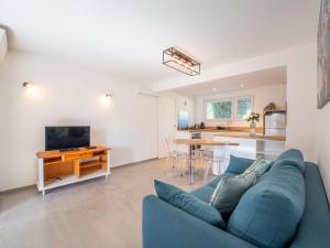 Televízia a/alebo spoločenská miestnosť v ubytovaní Apartment Le Jasmin by Interhome