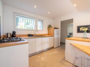 Kuchyňa alebo kuchynka v ubytovaní Apartment Le Jasmin by Interhome + 20 fotografií