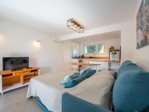 Televízia a/alebo spoločenská miestnosť v ubytovaní Apartment Le Jasmin by Interhome