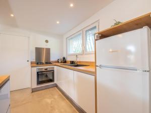 Kuchyňa alebo kuchynka v ubytovaní Apartment Le Jasmin by Interhome