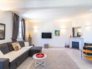 sala de estar con sofá y chimenea en Studio Rue Allard by Interhome en Saint-Tropez