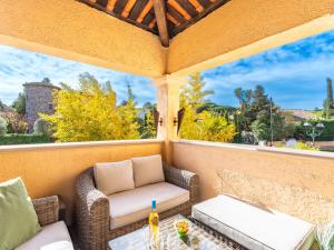 Apartment Le Clos Sainte Anne by Interhome