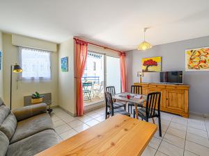 Televízia a/alebo spoločenská miestnosť v ubytovaní Apartment Le Galion by Interhome