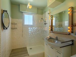 y baño con ducha, lavabo y espejo. en Apartment Le Galion by Interhome, en La Trinité-sur-Mer