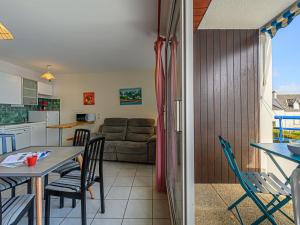 cocina y sala de estar con mesa y sillas. en Apartment Le Galion by Interhome, en La Trinité-sur-Mer