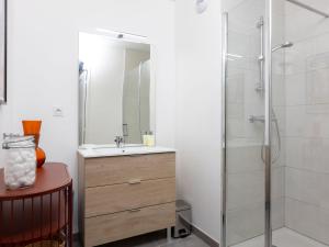 Ванная комната в Apartment Résidence Newquay-1 by Interhome