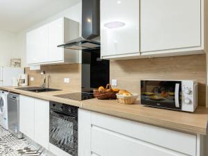 Kuchyňa alebo kuchynka v ubytovaní Apartment L'annexe by Interhome