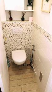 een badkamer met een toilet op een tegelvloer bij Appartement calme à Bry-sur-Marne in Bry-sur-Marne