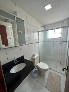 uma casa de banho com um lavatório, um WC e um chuveiro em HOTEL EXPRESS LORENZETTI em Guarapuava