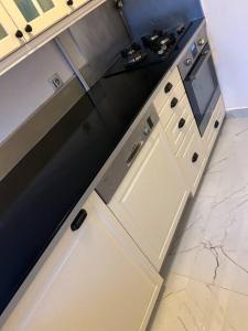 een keuken met een witte koelkast en een fornuis bij Appartement calme à Bry-sur-Marne in Bry-sur-Marne