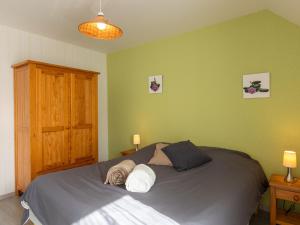 - une chambre avec un lit et 2 oreillers dans l'établissement Holiday Home Glaïeuls by Interhome, à Saint-Méloir-des-Ondes